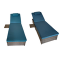 Lot de 2 transats coussins bleus foncé en résine tressée avec tablette latérale MILINA